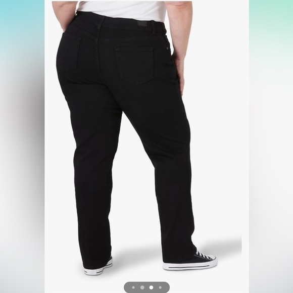 NWT Lee Women's Plus Size Relaxed Fit Straight Leg Jean 18W Long - Picture 3 of 9